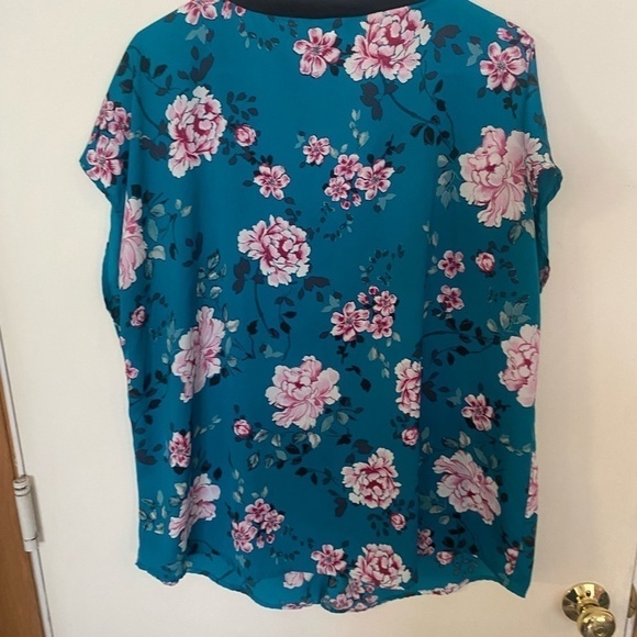 Torrid size1 Scherer pop over floral top - Picture 2 of 4